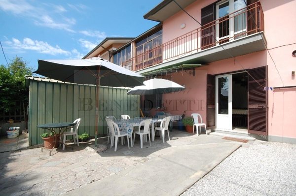 casa indipendente in vendita a Pietrasanta in zona Tonfano