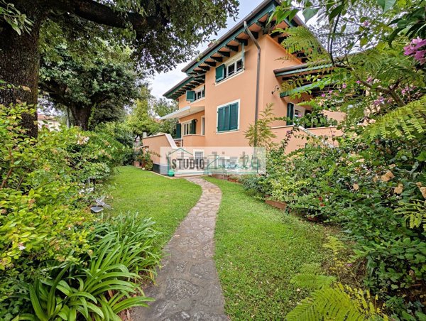 casa indipendente in vendita a Pietrasanta in zona Focette