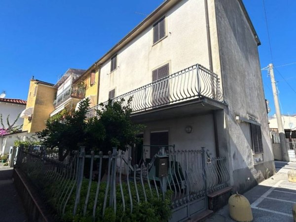 casa indipendente in vendita a Pietrasanta in zona Crociale