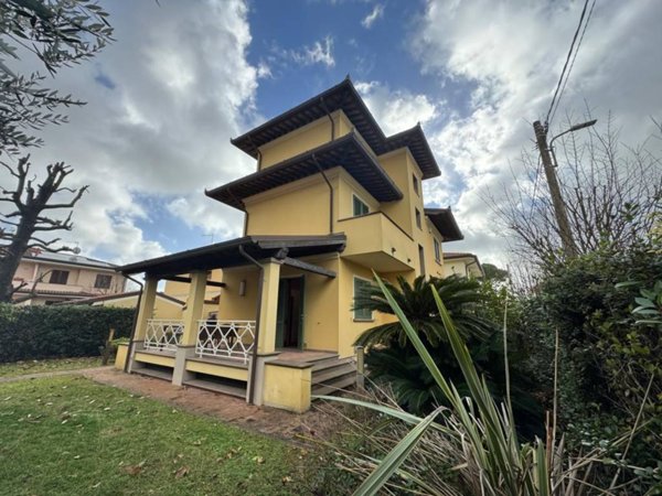 casa indipendente in vendita a Pietrasanta in zona Tonfano