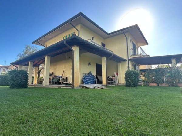 casa indipendente in vendita a Pietrasanta in zona Fiumetto