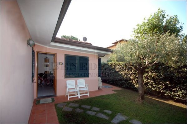 casa indipendente in vendita a Pietrasanta in zona Tonfano