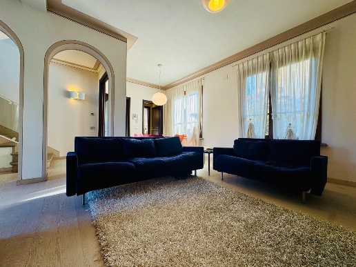 casa indipendente in vendita a Pietrasanta in zona Tonfano