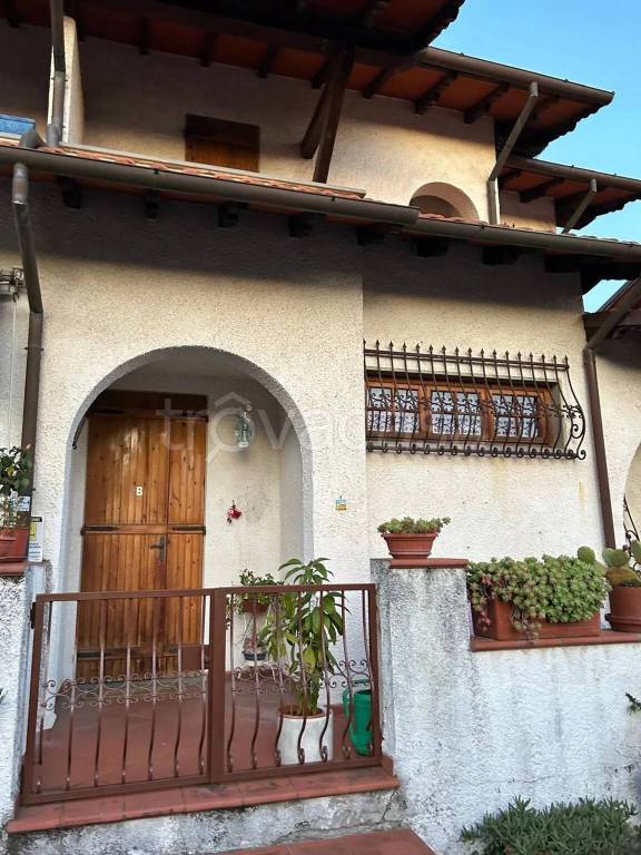casa indipendente in vendita a Pietrasanta in zona Crociale