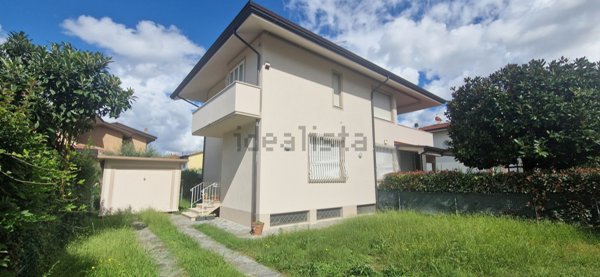 casa indipendente in vendita a Pietrasanta in zona Tonfano