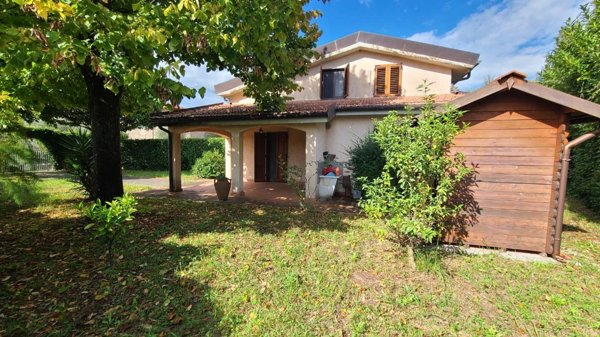 casa indipendente in vendita a Pietrasanta in zona Traversagna