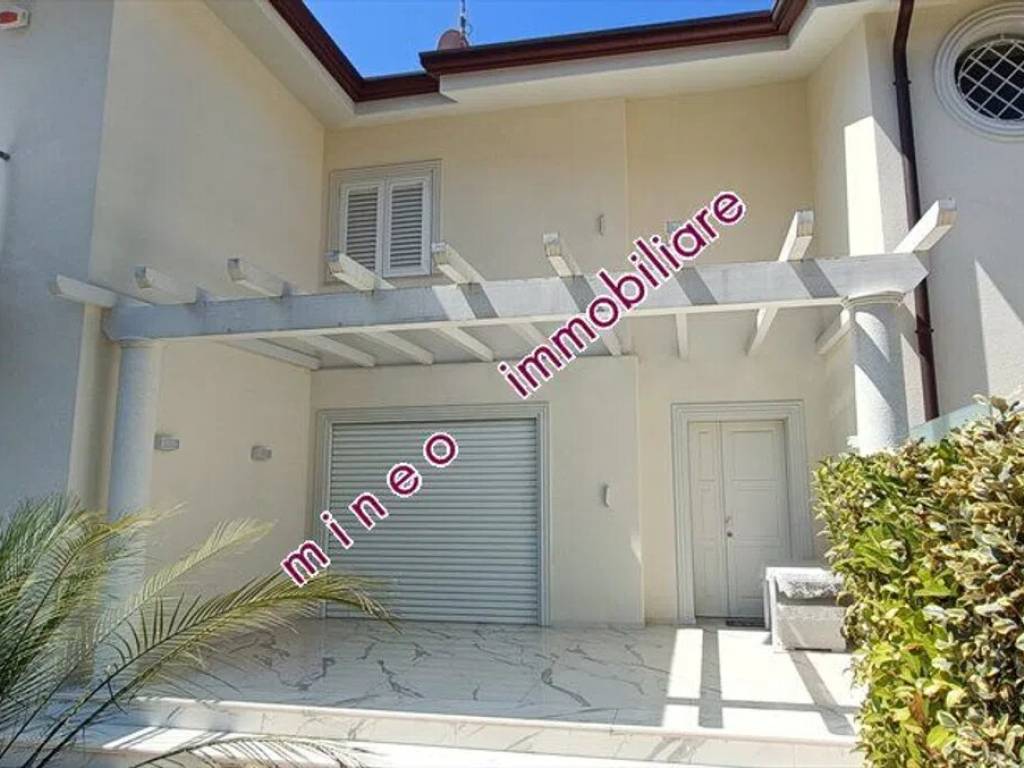 casa indipendente in vendita a Pietrasanta in zona Tonfano