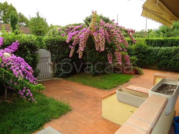 casa indipendente in vendita a Pietrasanta in zona Fiumetto