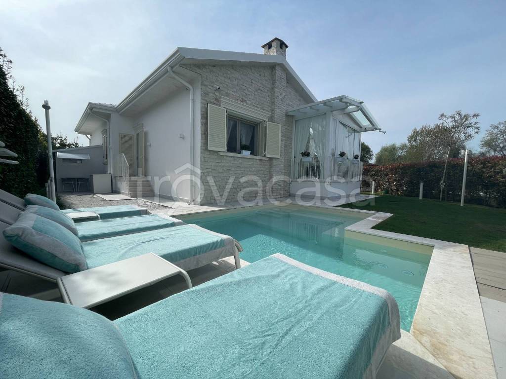 casa indipendente in vendita a Pietrasanta in zona Marina di Pietrasanta
