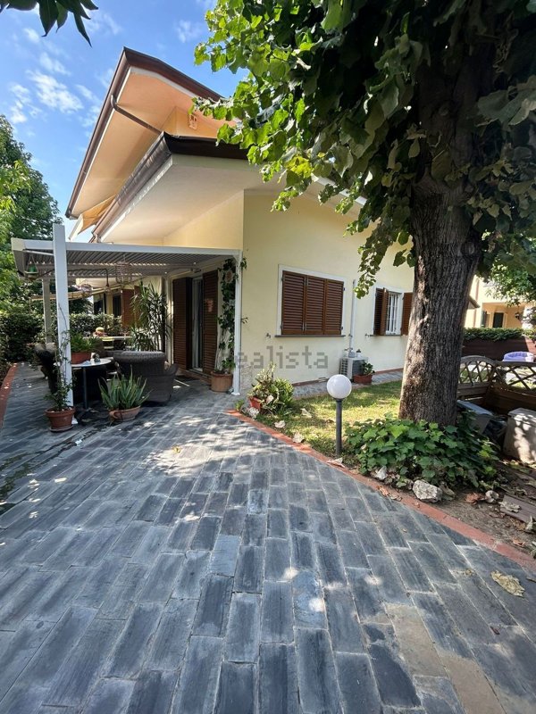 pentavano in vendita a Pietrasanta in zona Tonfano