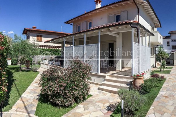 casa indipendente in vendita a Pietrasanta in zona Motrone