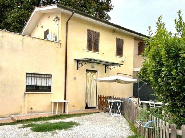 casa indipendente in vendita a Pietrasanta in zona Marina di Pietrasanta