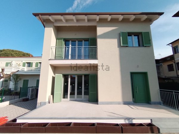casa indipendente in vendita a Pietrasanta in zona Tonfano