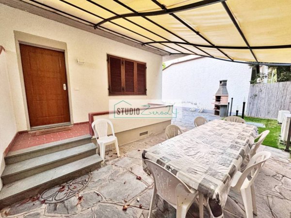 casa indipendente in vendita a Pietrasanta in zona Vignone
