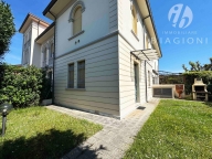 casa indipendente in vendita a Pietrasanta in zona Tonfano