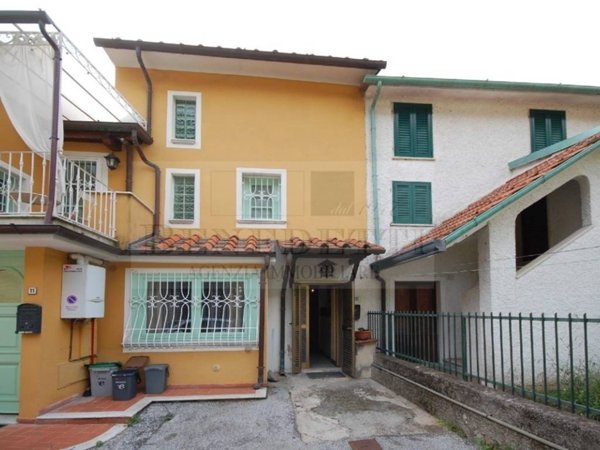 casa indipendente in vendita a Pietrasanta in zona Valdicastello