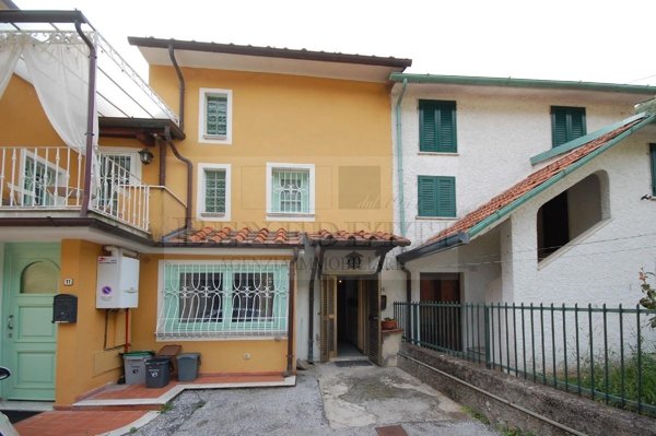 casa indipendente in vendita a Pietrasanta in zona Valdicastello