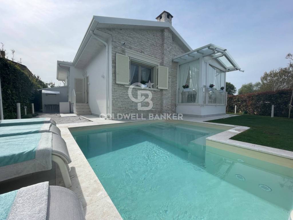 casa indipendente in vendita a Pietrasanta in zona Tonfano