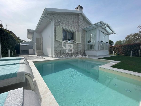 casa indipendente in vendita a Pietrasanta in zona Tonfano