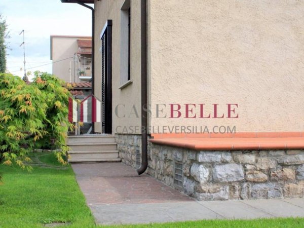 casa indipendente in vendita a Pietrasanta in zona Tonfano