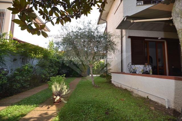 casa indipendente in vendita a Pietrasanta in zona Tonfano