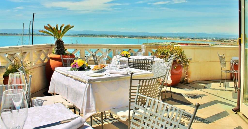 negozio in vendita a Pietrasanta in zona Tonfano