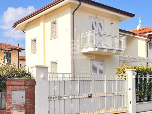 casa indipendente in vendita a Pietrasanta in zona Marina di Pietrasanta