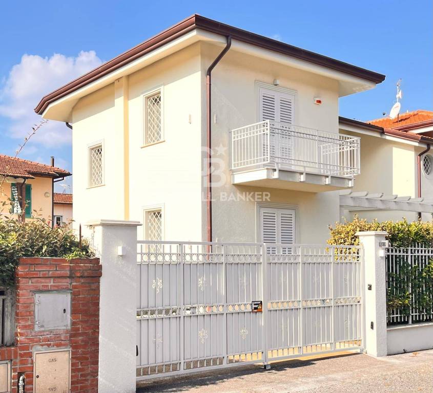 casa indipendente in vendita a Pietrasanta in zona Marina di Pietrasanta
