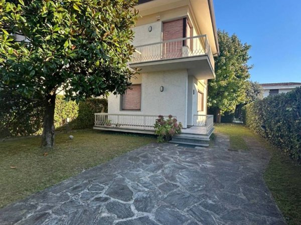 casa indipendente in vendita a Pietrasanta in zona Fiumetto