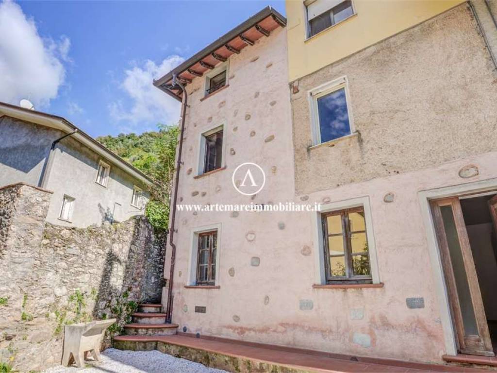 casa indipendente in vendita a Pietrasanta in zona Valdicastello