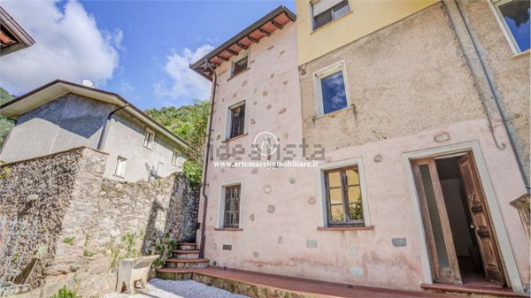 casa indipendente in vendita a Pietrasanta in zona Valdicastello