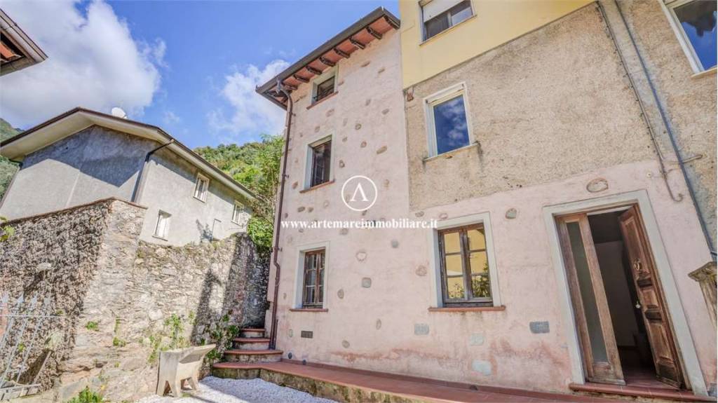 casa indipendente in vendita a Pietrasanta in zona Valdicastello