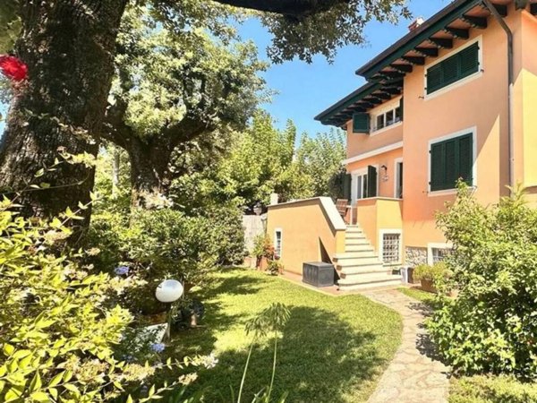 casa indipendente in vendita a Pietrasanta in zona Focette