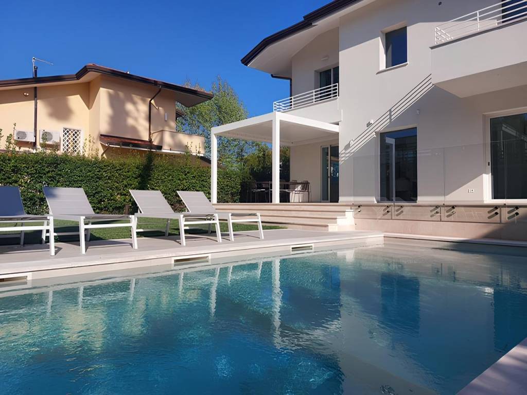 casa indipendente in vendita a Pietrasanta in zona Fiumetto