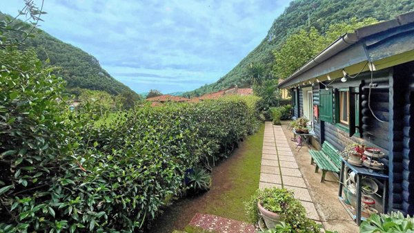 casa indipendente in vendita a Pietrasanta in zona Capezzano Monte