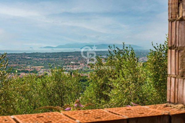 casa indipendente in vendita a Pietrasanta in zona Capezzano