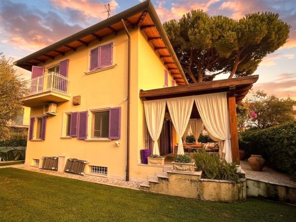 casa indipendente in vendita a Pietrasanta in zona Tonfano