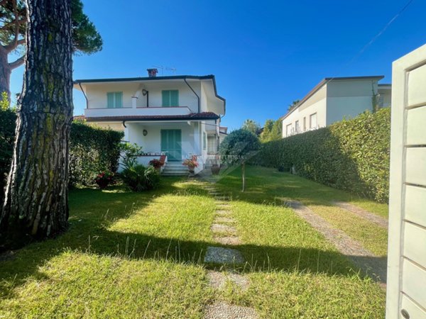 casa indipendente in vendita a Pietrasanta in zona Vignone