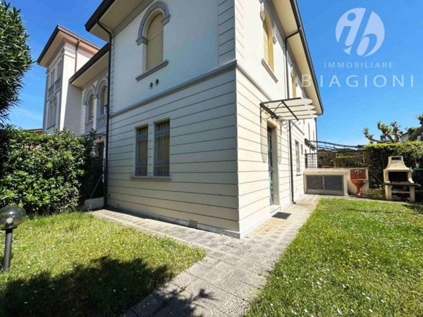 casa indipendente in vendita a Pietrasanta in zona Tonfano