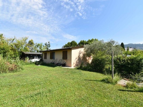 casa indipendente in vendita a Pietrasanta in zona Tonfano