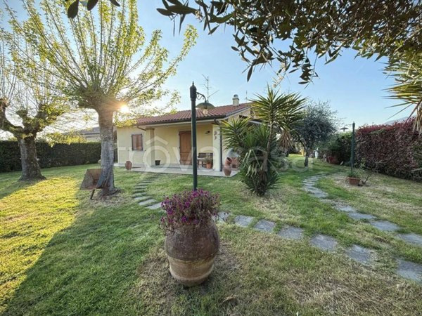 casa indipendente in vendita a Pietrasanta in zona Crociale