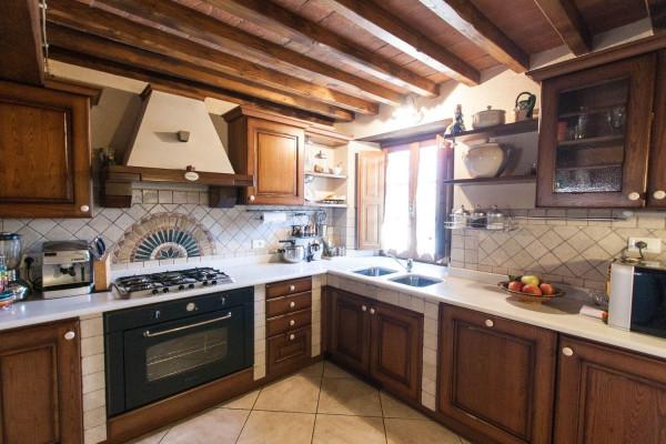 casa indipendente in vendita a Pietrasanta in zona Crociale