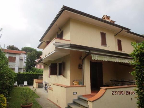 casa indipendente in vendita a Pietrasanta in zona Tonfano