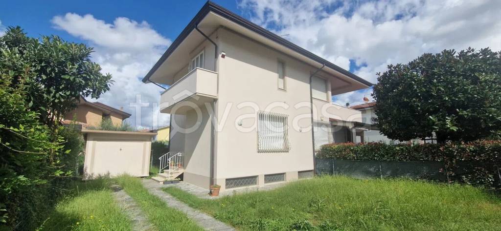 casa indipendente in vendita a Pietrasanta in zona Tonfano