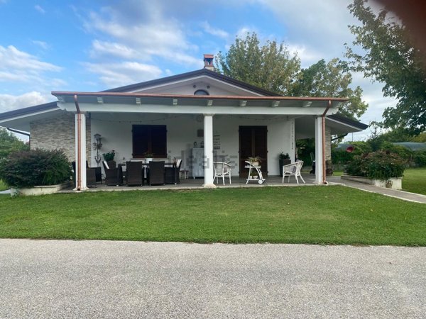 casa indipendente in vendita a Pietrasanta in zona Tonfano