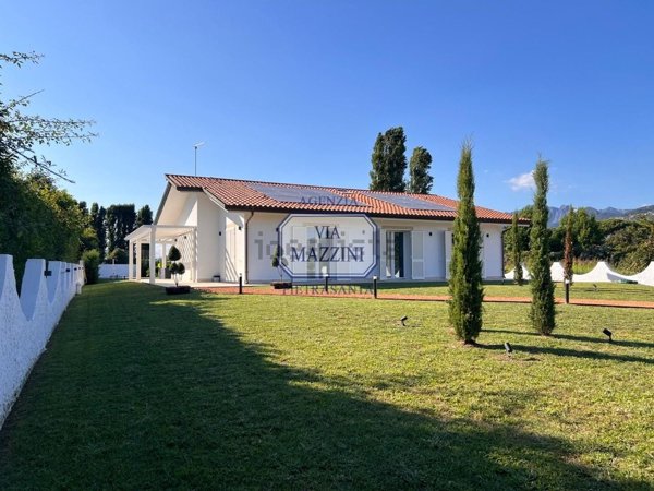 casa indipendente in vendita a Pietrasanta in zona Marina di Pietrasanta