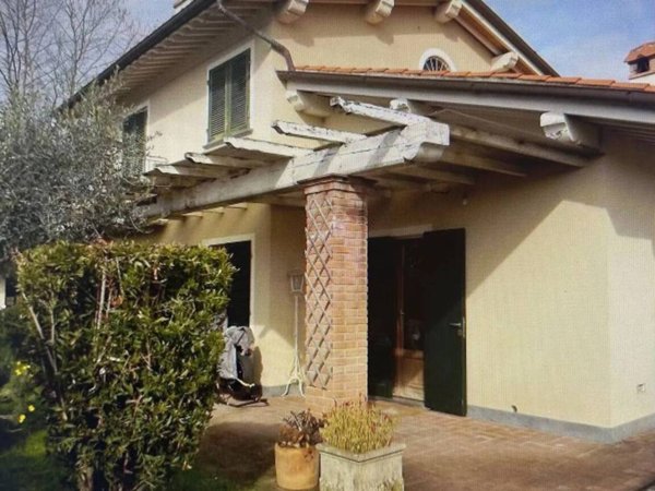 casa indipendente in vendita a Pietrasanta in zona Tonfano
