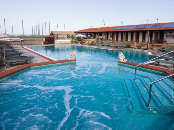 negozio in vendita a Pietrasanta in zona Tonfano