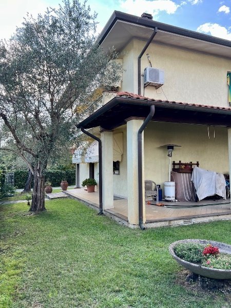 casa indipendente in vendita a Pietrasanta in zona Fiumetto
