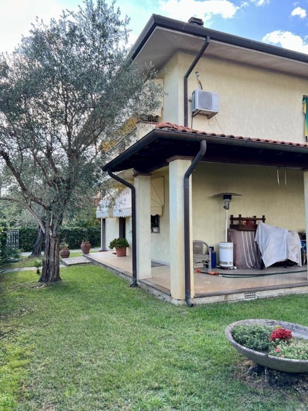 casa indipendente in vendita a Pietrasanta in zona Fiumetto